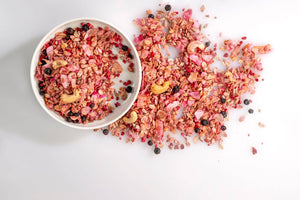 Granola kaufen oder selber machen ohne Zucker? Bio Granola Müsli ist die Antwort! Unsere Proteinrik Granola Kekse sind keto-freundlich und sorgen für gesunden Genuss. Jetzt Granola entdecken!