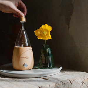 Essential Oils sind unverzichtbar für Ihr Wohlbefinden. Bei Roomiess finden Sie eine Vielfalt von hochwertigen ätherischen Ölen, darunter Rosemary Essential Oil. Unser Essential Oil Diffuser verbreitet die betörenden Düfte dieser zauberhaften Essential Oils. Entdecken Sie die Magie von Essential Oils in Berlin!